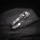 Anillo de compromiso de calavera con diamante natural de .30ct corte brillante, 4 diamantes naturales y 8 amatistas laterales elaborado en oro blanco de 14k