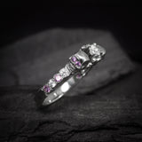 Anillo de compromiso de calavera con diamante natural de .30ct corte brillante, 4 diamantes naturales y 8 amatistas laterales elaborado en oro blanco de 14k