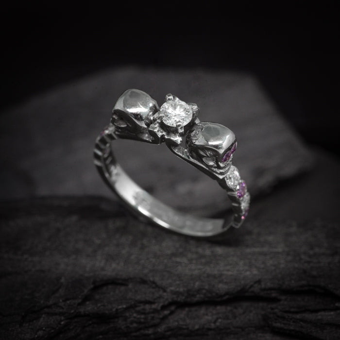 Anillo de compromiso de calavera con diamante natural de