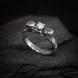 Anillo de compromiso de calavera con diamante natural de .30ct corte brillante, 4 diamantes naturales y 8 amatistas laterales elaborado en oro blanco de 14k