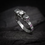 Anillo de compromiso de calavera con diamante natural de .30ct corte brillante, 4 diamantes naturales y 8 amatistas laterales elaborado en oro blanco de 14k