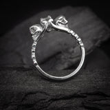 Anillo de compromiso de calavera con diamante natural de .30ct corte brillante, 4 diamantes naturales y 8 amatistas laterales elaborado en oro blanco de 14k