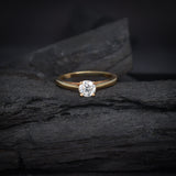Anillo de compromiso con diamante natural central de .40ct corte brillante con certificación GIA elaborado en oro amarillo de 14k