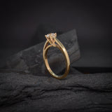Anillo de compromiso con diamante natural central de .40ct corte brillante con certificación GIA elaborado en oro amarillo de 14k