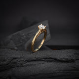 Anillo de compromiso con diamante natural central de .40ct corte brillante con certificación GIA elaborado en oro amarillo de 14k
