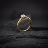 Anillo de compromiso con diamante natural central de .40ct corte brillante con certificación GIA elaborado en oro amarillo de 14k