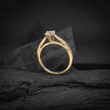 Anillo de compromiso con diamante natural central de .40ct corte brillante con certificación GIA elaborado en oro amarillo de 14k