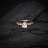 Anillo de compromiso con diamante de laboratorio de 1.0ct corte gota con certificado IGI y 10 diamantes de laboratorio laterales elaborado en oro rosa de 14k