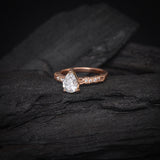 Anillo de compromiso con diamante de laboratorio de 1.0ct corte gota con certificado IGI y 10 diamantes de laboratorio laterales elaborado en oro rosa de 14k