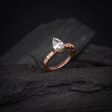 Anillo de compromiso con diamante de laboratorio de 1.0ct corte gota con certificado IGI y 10 diamantes de laboratorio laterales elaborado en oro rosa de 14k