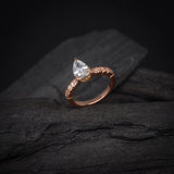 Anillo de compromiso con diamante de laboratorio de 1.0ct corte gota con certificado IGI y 10 diamantes de laboratorio laterales elaborado en oro rosa de 14k