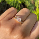 Anillo de compromiso con cuarzo rosa de 1.0ct corte brillante y 20 diamantes naturales laterales elaborado en oro amarillo de 14 kilates