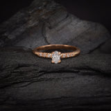 Anillo de compromiso con diamante natural de .30ct corte oval y 6 diamantes laterales elaborado en oro rosa de 14k