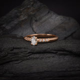 Anillo de compromiso con diamante natural de .30ct corte oval y 6 diamantes laterales elaborado en oro rosa de 14k