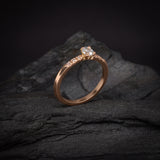 Anillo de compromiso con diamante natural de .30ct corte oval y 6 diamantes laterales elaborado en oro rosa de 14k