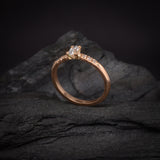 Anillo de compromiso con diamante natural de .30ct corte oval y 6 diamantes laterales elaborado en oro rosa de 14k