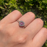 Anillo de compromiso con zafiro rosa natural corte corazón y 34 diamantes laterales elaborado en oro amarillo de 14k