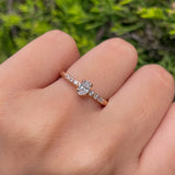 Anillo de compromiso con diamante natural de .30ct corte oval y 6 diamantes laterales elaborado en oro rosa de 14k