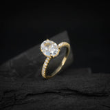 Anillo de compromiso con moissanita de 3.0ct corte oval con certificado GRA y cristales laterales elaborado en oro amarillo de 14k