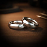 Par de argollas de matrimonio confort light de 5mm elaboradas en oro blanco de 14k