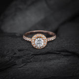 Anillo de compromiso con diamante natural central de .50ct corte brillante con certificación GIA y 27 cristales laterales elaborado en oro rosa de 14k