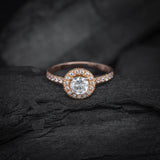 Anillo de compromiso con diamante de laboratorio central de 1.0ct corte brillante con certificado IGI y 27 cristales laterales elaborado en oro rosa de 14k