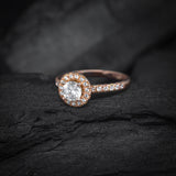 Anillo de compromiso con diamante natural central de .50ct corte brillante con certificación GIA y 27 cristales laterales elaborado en oro rosa de 14k