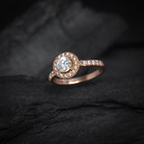 Anillo de compromiso con moissanita de .50ct corte brillante con certificado GRA y 27 cristales laterales elaborado en oro rosa de 14k