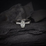 Anillo de compromiso con diamante natural de .65ct corte brillante con certificación GIA y 10 diamantes laterales elaborado en oro blanco de 14k