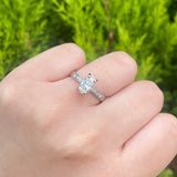 Anillo de compromiso con diamante natural de .65ct corte brillante con certificación GIA y 10 diamantes laterales elaborado en oro blanco de 14k