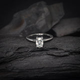 Anillo de compromiso con diamante natural de .60ct corte oval con certificación GIA elaborado en oro blanco de 14k