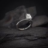 Anillo de compromiso con diamante natural de .60ct corte oval con certificación GIA elaborado en oro blanco de 14k