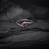 Anillo de compromiso con rubí natural de .20ct corte brillante elaborado en plata .925