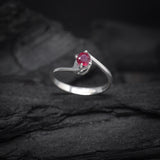 Anillo de compromiso con rubí natural de .20ct corte brillante elaborado en plata .925