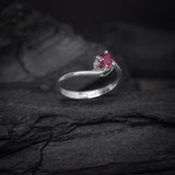 Anillo de compromiso con rubí natural de .20ct corte brillante elaborado en plata .925