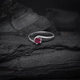 Anillo de compromiso con rubí natural de .20ct corte brillante elaborado en plata .925