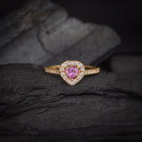 Anillo de compromiso con zafiro rosa natural corte corazón y 34 diamantes laterales elaborado en oro amarillo de 14k