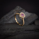 Anillo de compromiso con zafiro rosa natural corte corazón y 34 diamantes laterales elaborado en oro amarillo de 14k