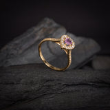 Anillo de compromiso con zafiro rosa natural corte corazón y 34 diamantes laterales elaborado en oro amarillo de 14k