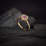 Anillo de compromiso con zafiro rosa natural corte corazón y 34 diamantes laterales elaborado en oro amarillo de 14k