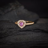 Anillo de compromiso con zafiro rosa natural corte corazón y 34 diamantes laterales elaborado en oro amarillo de 14k