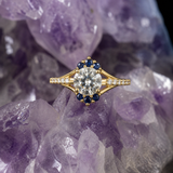 Anillo de compromiso con diamante natural de 1.0ct corte brillante con certificación GIA, 12 diamantes y 6 zafiros naturales elaborado en oro amarillo de 14k