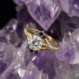 Anillo de compromiso con diamante natural de 1.0ct corte brillante con certificación GIA, 12 diamantes y 6 zafiros naturales elaborado en oro amarillo de 14k