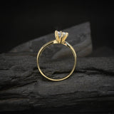 Anillo de compromiso con moissanita de .50ct corte brillante con certificado GRA elaborado en oro amarillo de 14k