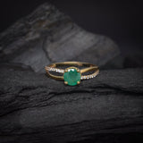 Anillo de compromiso con esmeralda natural de 1.0ct corte brillante y 20 diamantes naturales laterales elaborado en oro amarillo de 14k