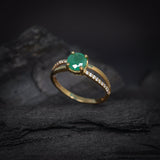 Anillo de compromiso con esmeralda natural de 1.0ct corte brillante y 20 diamantes naturales laterales elaborado en oro amarillo de 14k