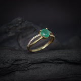 Anillo de compromiso con esmeralda natural de 1.0ct corte brillante y 20 diamantes naturales laterales elaborado en oro amarillo de 14k