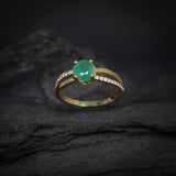 Anillo de compromiso con esmeralda natural de 1.0ct corte brillante y 20 diamantes naturales laterales elaborado en oro amarillo de 14k