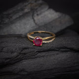 Anillo de compromiso con rubi natural de 1.0ct corte brillante y 20 diamantes naturales laterales elaborado en oro amarillo de 14k