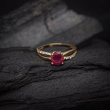 Anillo de compromiso con rubi natural de 1.0ct corte brillante y 20 diamantes naturales laterales elaborado en oro amarillo de 14k